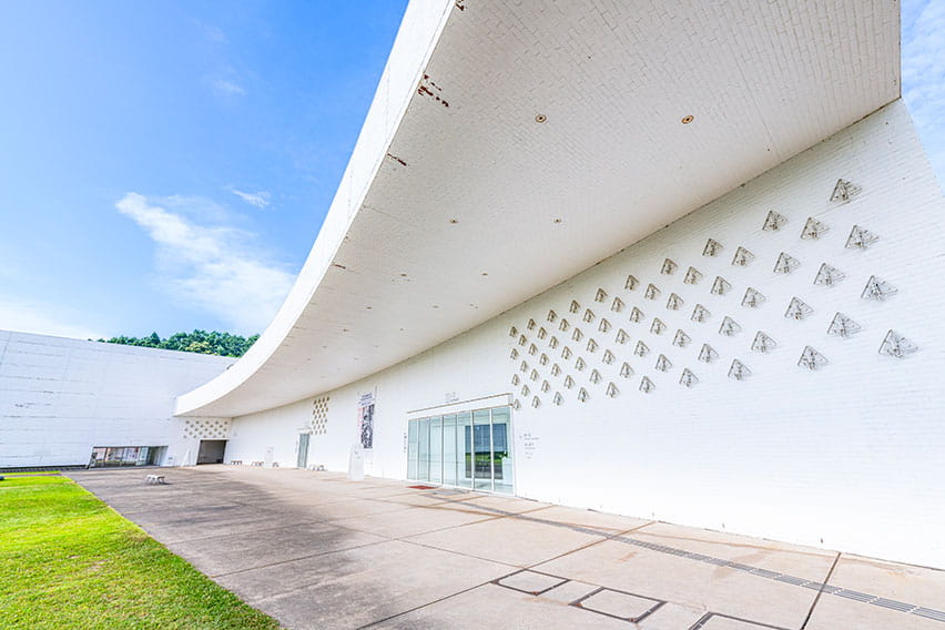 青森県立美術館