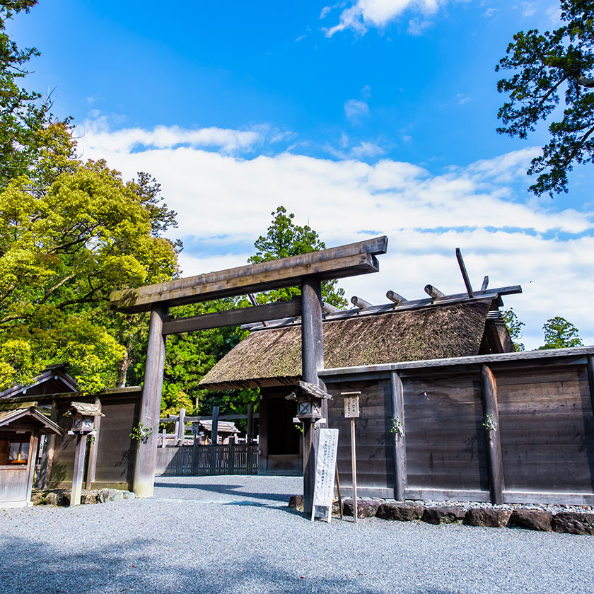 【ルートオプション】<br> 
那智勝浦発：JR特急くろしおで<br>
松阪まで（3.5～4時間）<br>
その後近鉄特急で<br>
伊勢まで（20分）。<br>
合計4～4.5時間。 <br>
京都発：近鉄特急で<br>
伊勢まで直通（約2時間）。